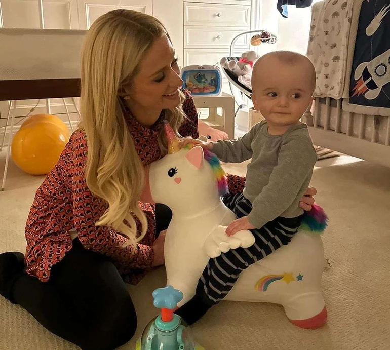 Моє дорогоцінне маля: Хілтон милими фото привітала сина з першим днем народження