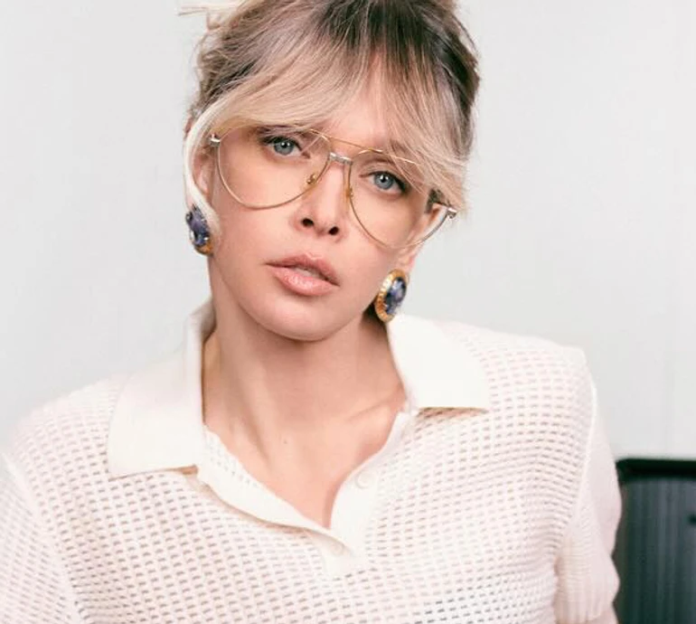 Брежнєва в окулярах та з запальничкою приміряла ретро для стильних фото