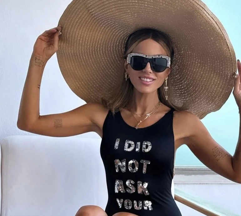 Чорний vs білий: 50-річна Бекінсейл засліпила фігурою в ефектних купальниках. Фото