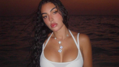 Наречена Роналду у мокрих шортиках та ліфі з декольте пробіглася вечірнім пляжем та попозувала у воді. Фото