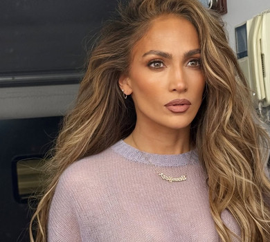 Лопес у прозорому лавандовому светрі помилувалася собою перед дзеркалом. Фото