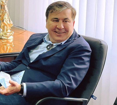 Волонтерить у Індії та готується вступати в американський виш: Саакашвілі помилувався 20-річним сином. Фото