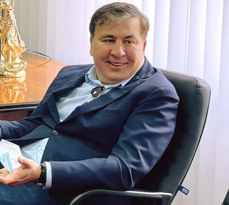 Волонтерить у Індії та готується вступати в американський виш: Саакашвілі помилувався 20-річним сином. Фото