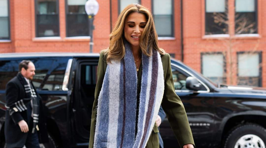 Королева Ранія в елегантній двійці кольору темної оливи зустрілася з другою леді США. Фото