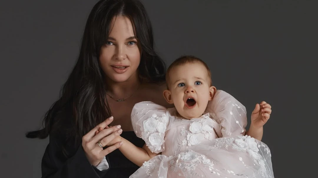 Для гарного настрою : Сахневич із 1-річною дочкою кумедними позами склала слово Love. Відео