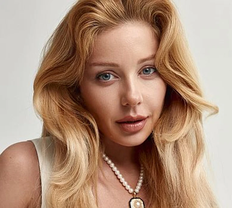 Кароль виставила на камеру глибоке декольте у молочному костюмі та вінтажних перлах