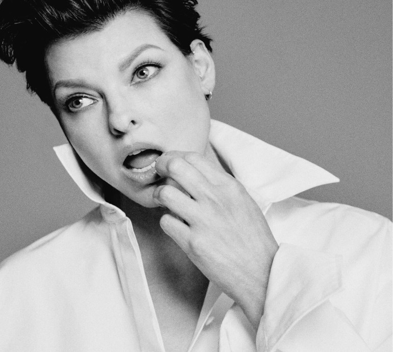 58-річна Євангеліста у кашкеті та масивних аксесуарах з'явилася топлес на обкладинці