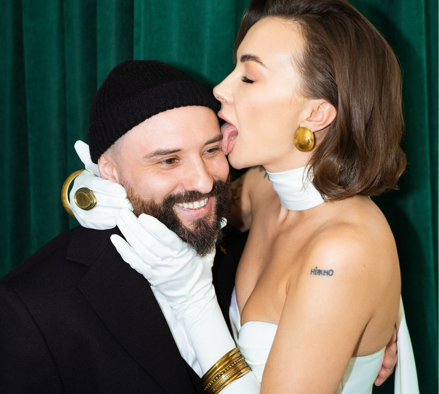 Двометровий пес Патрон і ніжний фотосет: як комік Віктор Розовий весілля гуляв. Відео