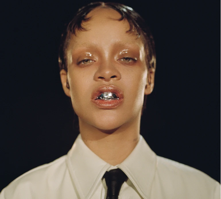 Брудні ноги та металеві зуби: Ріанна знялася у химерних луках та розказала, хто міняє підгузки її дітям