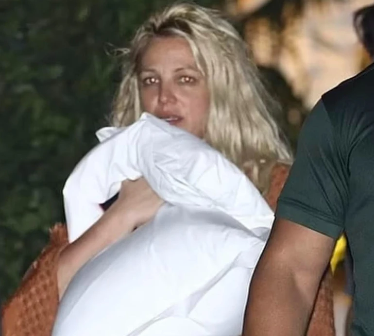 Зарюмсана і боса Брітні, приїзд швидкої та поліції: Спірз скаламутила мережу черговим скандальним інцидентом. Фото