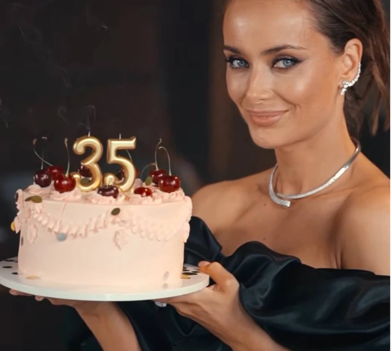 Топлес, оголена спина та помпезна сукня: Мішина позадмухувала свічки у свої не 18. Відео