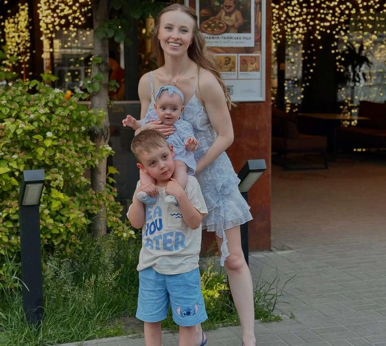 Сагайдачна в джинсових шортах показалася з донею на руках та вразила тим, як зве сестричку 5-річний син