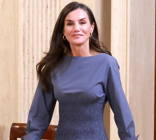 Принт, ажур і квіти: королева Летісія з дочками вигуляли контрастні образи на кінофестивалі на Майорці. Фото