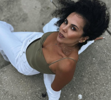 Каменських у топі на бретелях оголила засмагле декольте на тлі краєвидів Чикаго