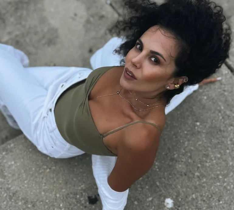 Каменських у топі на бретелях оголила засмагле декольте на тлі краєвидів Чикаго