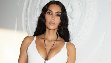 Обтислий лук, хрести і троянди: Кардашян блиснула пишним бюстом і стегнами на прогулянці у Флоренції. Фото