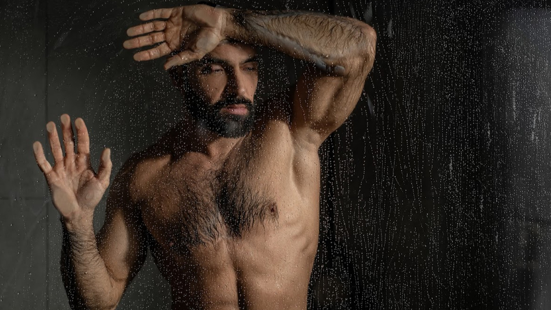 "Я вже інший": Козловський у новій версії кліпу "Знаєш" посвітив м'язами в душі та показав дорослі почуття