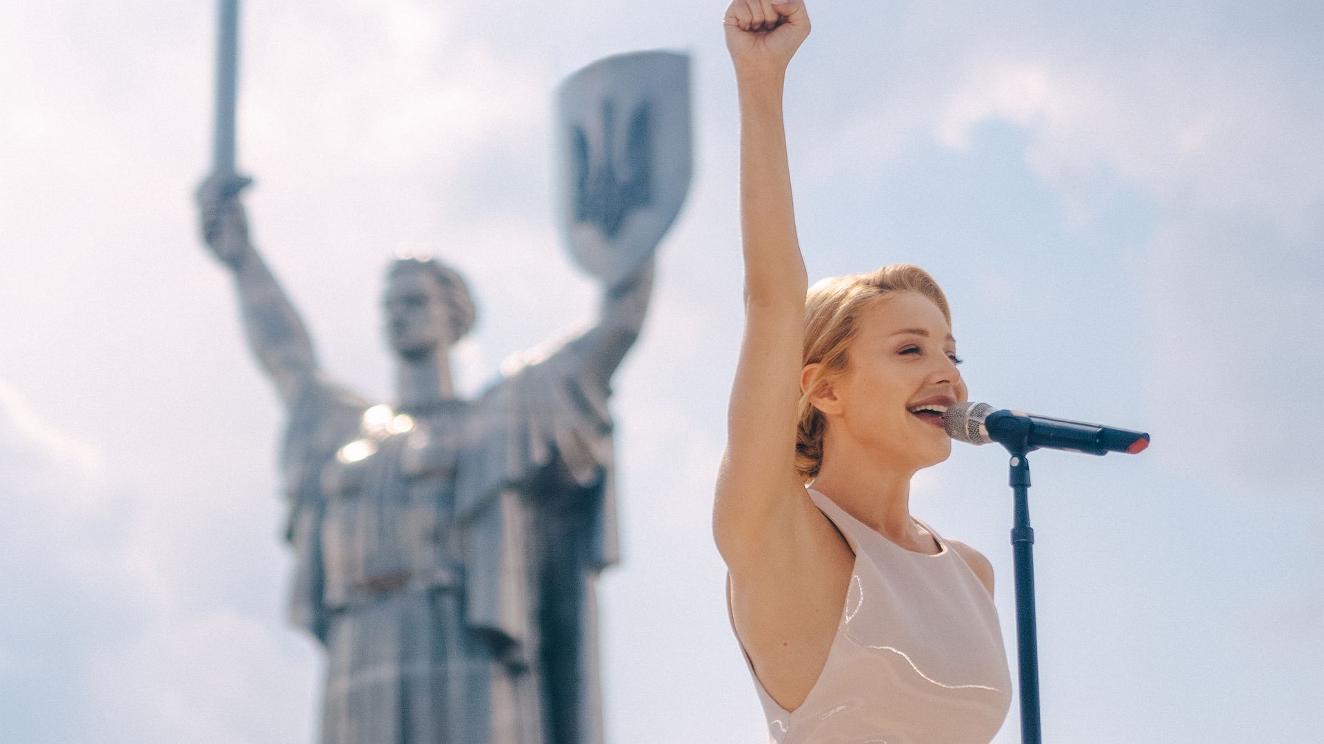 "Одне серцебиття і одна доля": Кароль на тлі Батьківщини-матері виконала пісню-місію. ВІДЕО