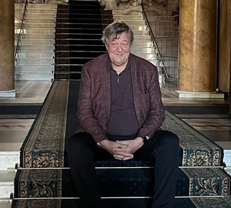 Стівен Фрай повторив легендарне фото Зеленської, за яке її критикували українці