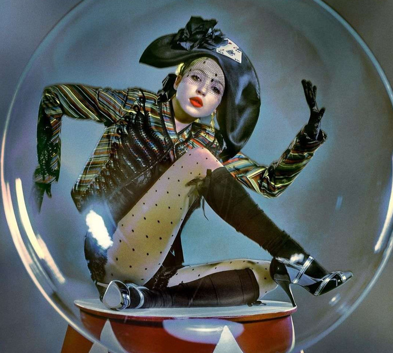 21-річна донька Мосс стала клоунесою в фантазійній фотосесії для іспанського глянцю