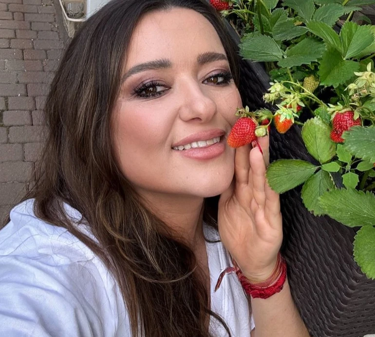 Додає їй креативу: Могилевська показала, як 4-річна донька качає прес на спортивному ліжку