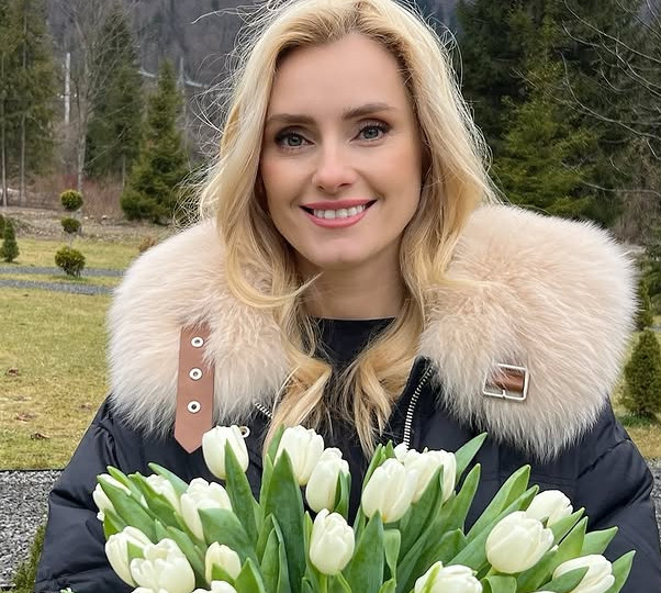 Федишин у червоному пальті показалася у вогнях вечірньої Праги. Фото