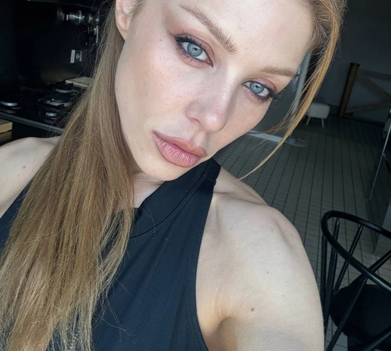 Різниця є: Кароль у мудрованому шпагаті похвалилася прогресом за 4 роки. Фото