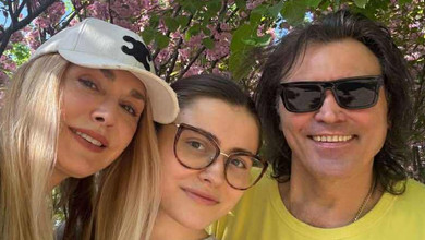 Щасливі миті: Сумська з чоловіком і дочкою заселфилися у бузковому цвіті. Фото