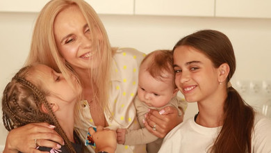 Ребрик з нагоди свята поділилася теплими кадрами з трьома доньками та своєю мамою