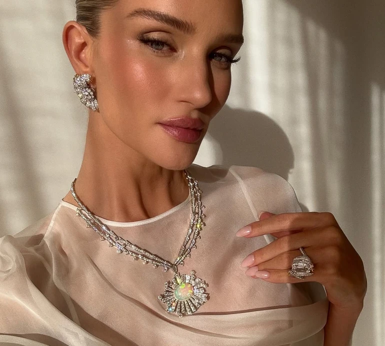 Наречена Стейтема з 3-річною дочкою в ніжних луках попозувала на весіллі свого брата. Фото