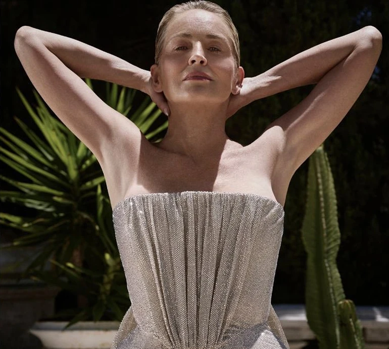 Шерон Стоун у туніці на голе тіло посвітила стегнами крізь пікантні розрізи. Фото