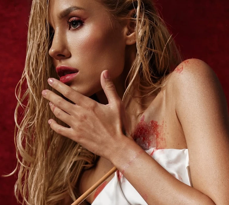 Квіткова відреагувала на чутки про вагітність та показалася закривавлена зі стрілою у серці