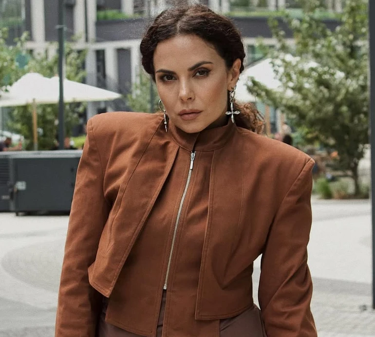 Каменських здивувала новою трендовою зачіскою та покружляла в бюстьє і лосинах. Відео