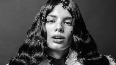 Андраде в пір'яній шубі на голе тіло блиснула грудьми на ч/б фото