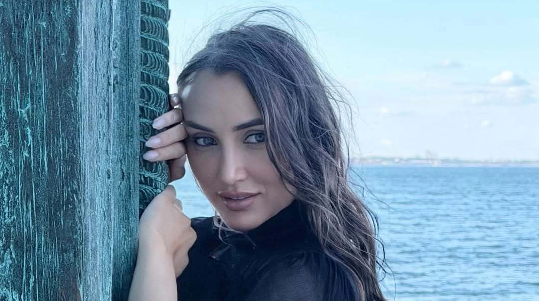 Різатдінова на одеському пляжі попозувала в купальниках для атмосферних фото