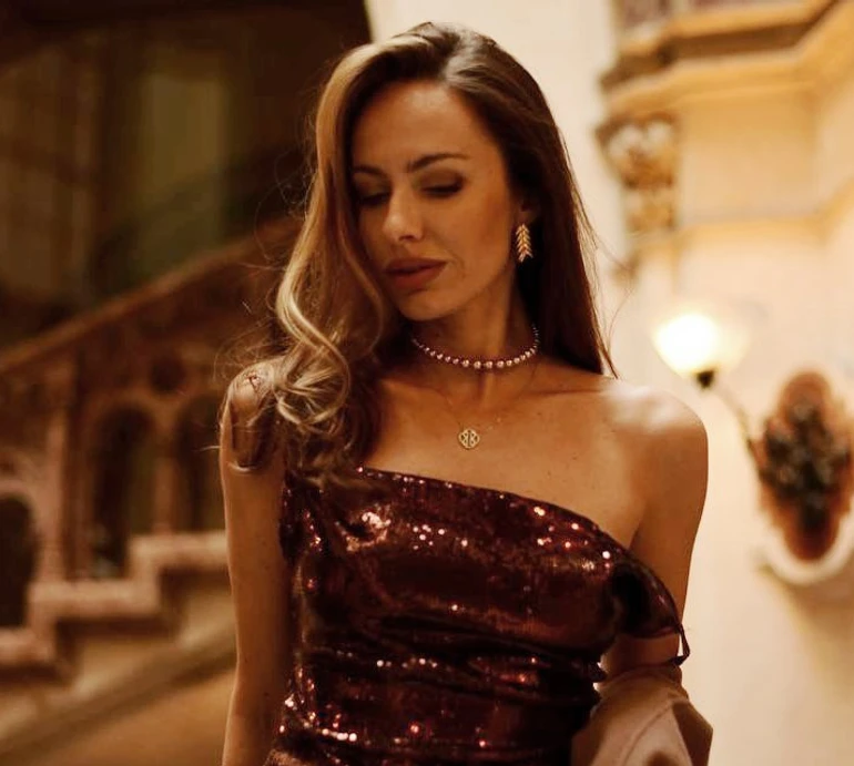 Остапчук у мерехтливому максі попустувала з водою коло фонтану