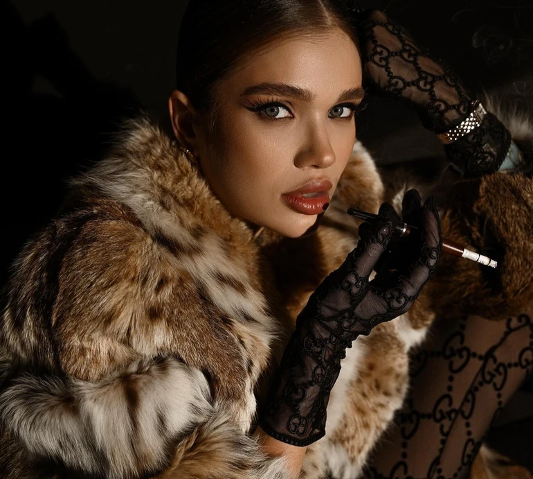 Аж пульс підвищився: Саша Бо у шубі на голе тіло наробила шуму з цигаркою та мундштуком