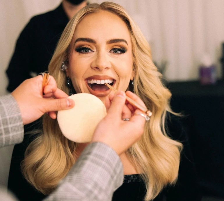 Наче інша людина: Адель відповіла на закиди щодо збільшення губ, прокоментувавши меми про себе