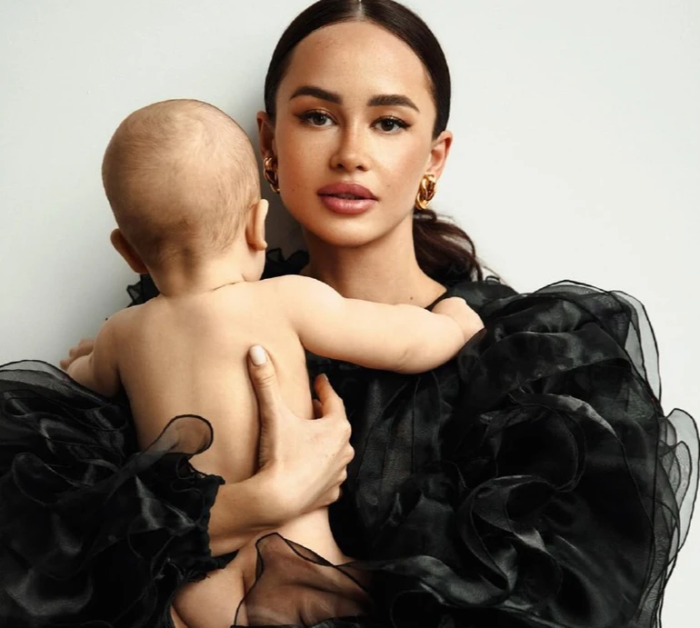 Парфільєва в боді з пишними рукавами знялася з 7-місячним сином. Фото