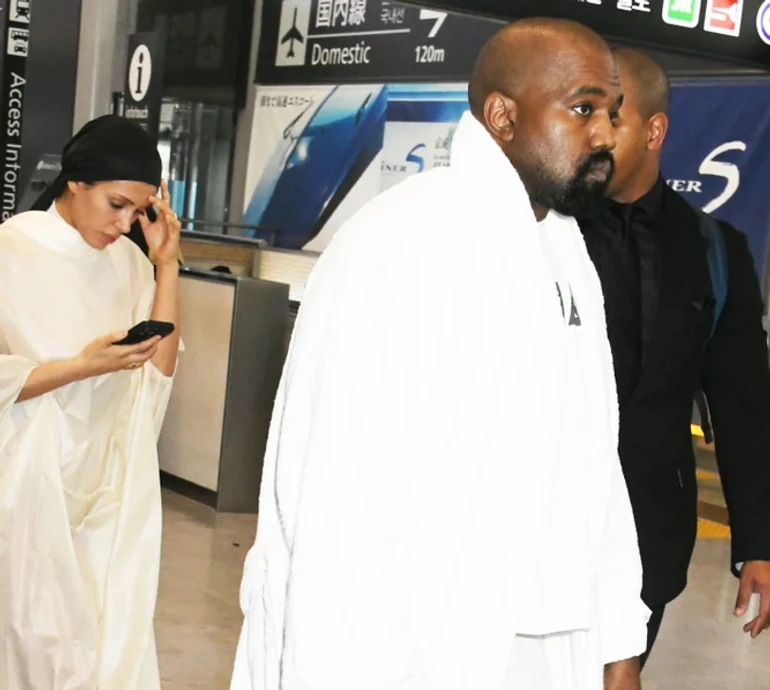 Коли ти лакшері, а летиш в економі: Каньє Веста в іменному халаті помітили сплячим у літаку. Відео