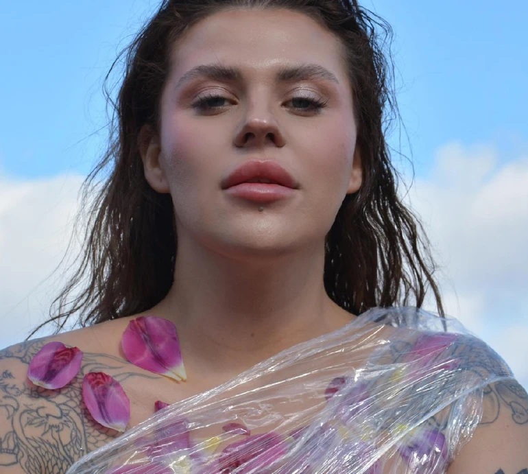 Заріцька в купальнику підставила камері соковитий бюст