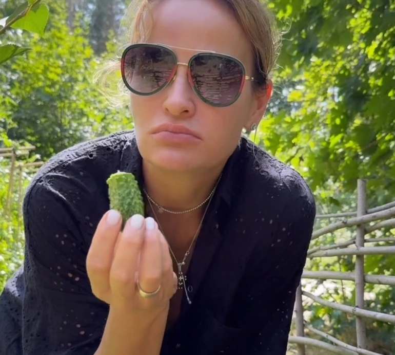 Думки вже про квіточки та город з огірочками: Пятова у зеленому бікіні посвітила фігурою на єгипетському курорті