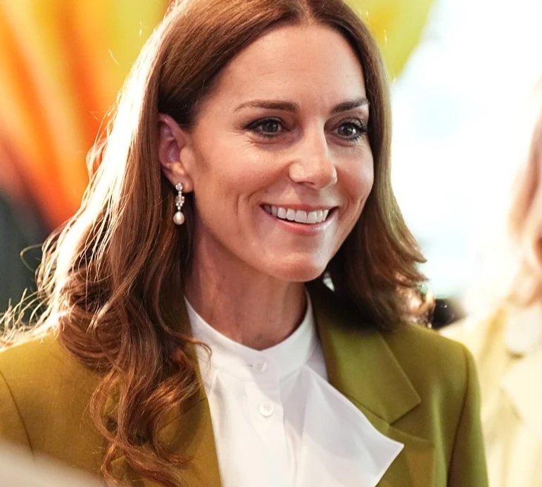 Міддлтон у костюмі від Бекхем вручила відзнаку імені королеви Єлизавети. Фото