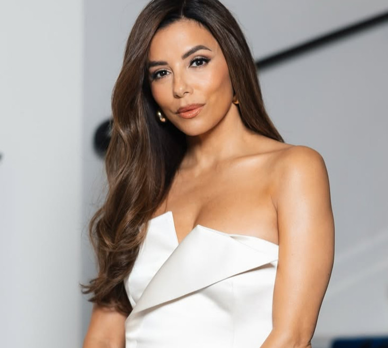 Лонгорія у ніжних луках показалася на тлі моря та в обіймах 6-річного сина. Фото