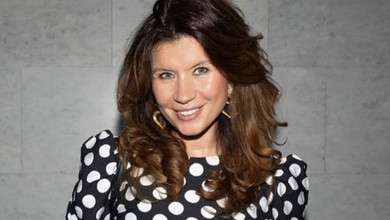 Дружина Монатіка у фактурному міні посвітила ніжками в ліфті. Фото