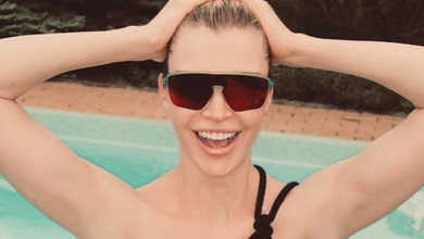 Бейліна у чорному монокіні похизувалася фігурою біля басейну. Фото