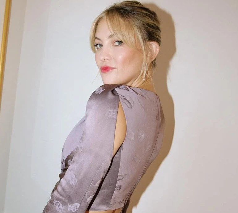 Кейт Хадсон у бікіні та верхом на коні показалася на відпочинку з дочкою і 79-річною мамою Голді Хоун. Фото