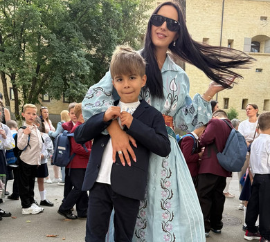Мішина з голим животом, Джамала у вишитій сукні та Сагайдачна в міні: як українські зірки своїх дітей відвели на перший дзвоник. Фото