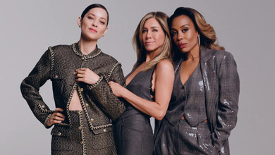 Еністон і Візерспун блиснули декольте у ділових луках на глянцевій обкладинці в компанії колег. Фото