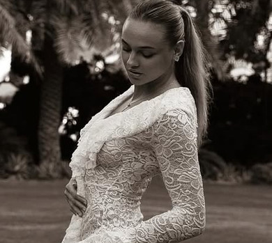 Білодід у мереживному максі з рюшами грайливо виставила ніжку на тлі пальм